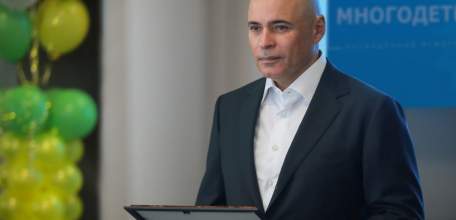 Игорь Артамонов вручил многодетным родителям областные премии