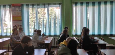 В рамках мероприятия «Внимание дети!» в СПО ЕГУ им. И.А. Бунина состоялось занятие с участием сотрудника ГИБДД