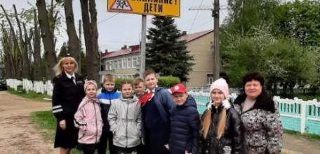 Сотрудники Госавтоинспекции организовали  пешеходную экскурсию для детей