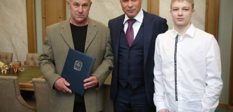 Игорь Артамонов встретился с елецким чемпионом по боксу