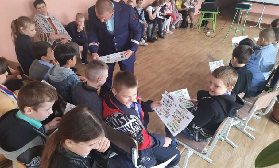 Сотрудники Елецкого линейного отдела МВД России на транспорте проводят со школьниками уроки безопасности