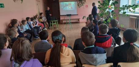 Сотрудники Елецкого линейного отдела МВД России на транспорте проводят со школьниками уроки безопасности