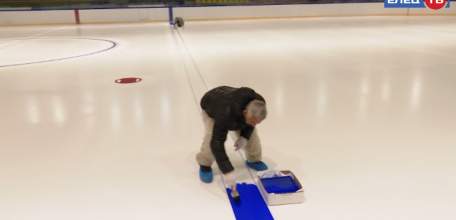 Белый, синий, красный: В Ледовом дворце уже покрасили лёд и нанесли разметку