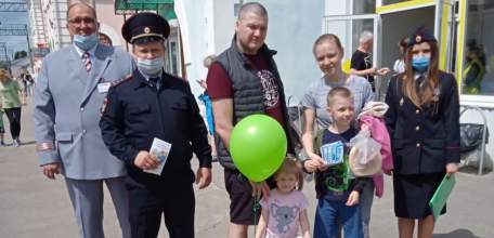 Сотрудники Елецкого линейного отдела МВД России на транспорте совместно с начальником железнодорожного вокзала Елец организовали «День правовой помощи детям»