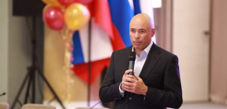 Игорь Артамонов вручил награды и подарки приемным и опекунским семьям