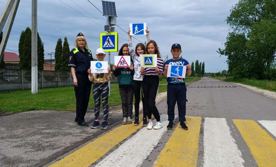 В Елецком районе автоинспекторы проводят уроки безопасности в летних пришкольных лагерях