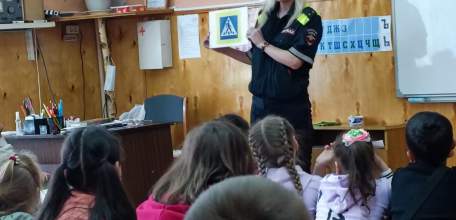 В Елецком районе автоинспекторы проводят уроки безопасности в летних пришкольных лагерях