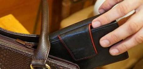 Сотрудники полиции Ельца раскрыта кража кошелька