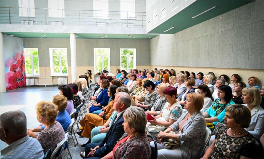 В ДК Железнодорожников состоялось торжественное мероприятие, посвящённое дню социального работника