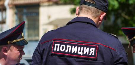 Ельчанка лишилась золотых украшений и денег в результате грабежа