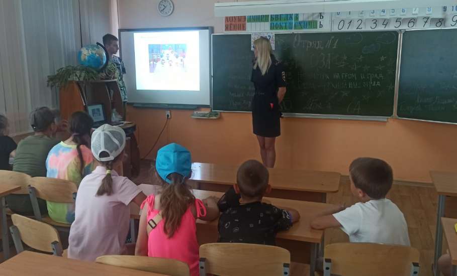 Конкурс «Безопасное колесо» провели сотрудники Госавтоинспекции для детей пришкольного лагеря