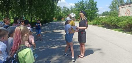 Конкурс «Безопасное колесо» провели сотрудники Госавтоинспекции для детей пришкольного лагеря