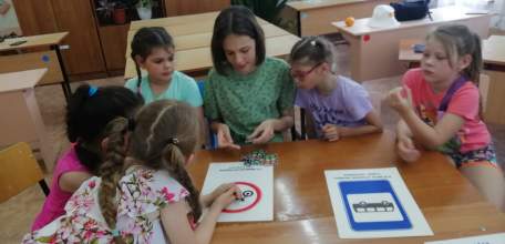 В летних лагерях инспекторы проводят викторины по ПДД