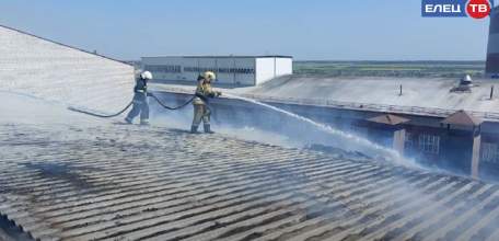 Пожар на Сахарном: на территории сахарного завода в Ельце произошло возгорание кровли