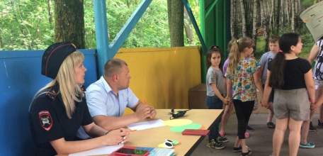 Сотрудники ГИБДД проводят мероприятия по безопасности дорожного движения в загородных летних оздоровительных лагерях