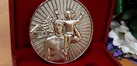 Почетный знак «За верность отцовскому долгу» получат 25 отцов