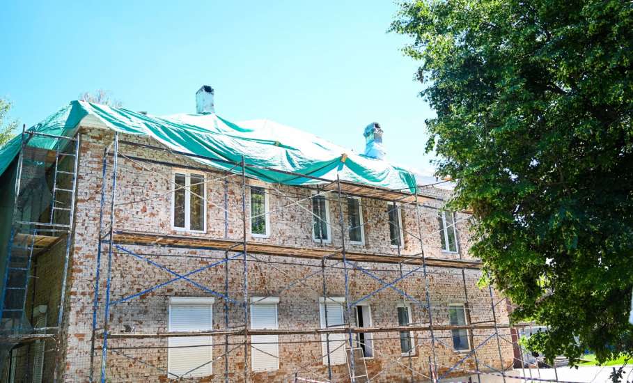 В Ельце продолжается ремонт фасадов домов