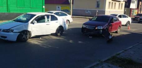 В Ельце столкнулись две иномарки