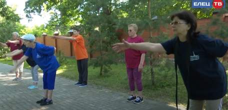 Йога с утра пораньше: ельчане старшего поколения начинают день с полезной гимнастики