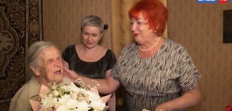 Бывшую медсестру Елецкой детской больницы Клавдию Быкову коллеги поздравили с 95-им днем рождения