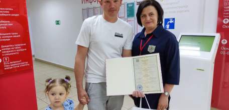 Липецкие семьи начали получать свидетельства о рождении в МФЦ