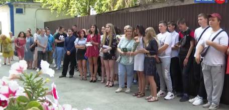 Выпускникам Елецкого колледжа экономики, промышленности и отраслевых технологий вручили дипломы