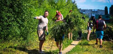 6 июля местные жители вместе с депутатами облагородили территорию улицы Черокманова