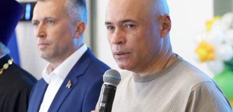 Игорь Артамонов вручил лучшим семьям медали в честь Дня семьи, любви и верности