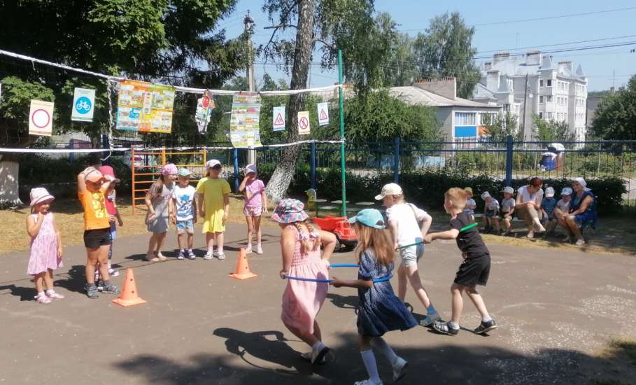 В Елецком районе автоинспекторы в игровой форме изучают правила дорожного движения с дошкольниками