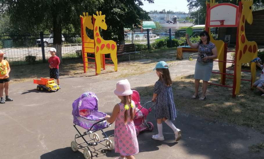 В Елецком районе автоинспекторы в игровой форме изучают правила дорожного движения с дошкольниками
