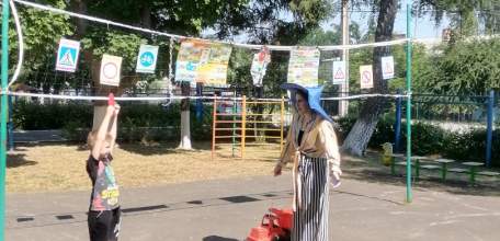 В Елецком районе автоинспекторы в игровой форме изучают правила дорожного движения с дошкольниками