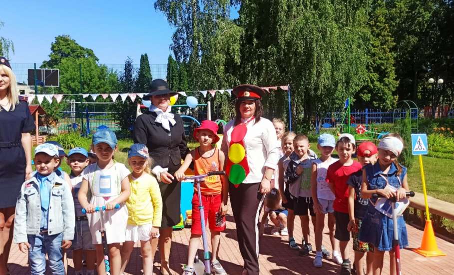 В Елецком районе автоинспекторы и воспитатели обучают малышей основам дорожной безопасности