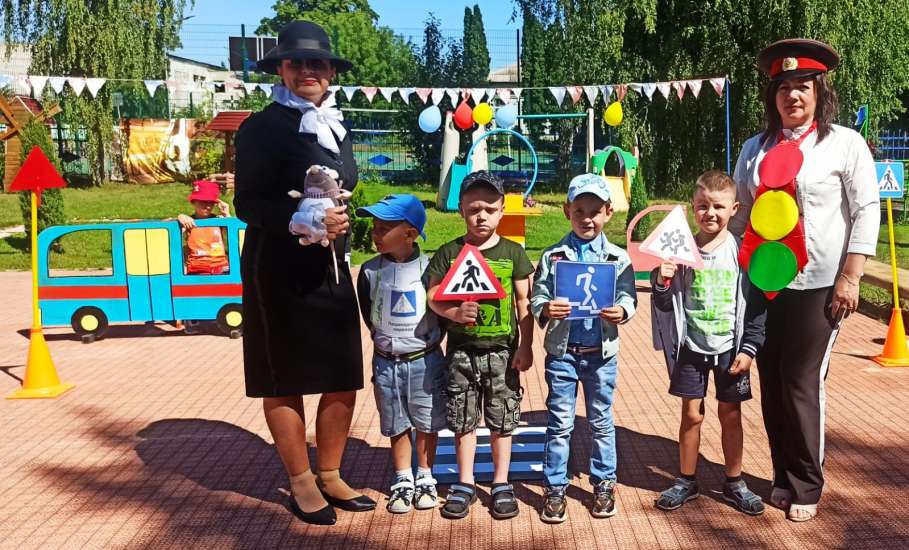В Елецком районе автоинспекторы и воспитатели обучают малышей основам дорожной безопасности