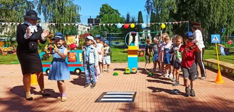 В Елецком районе автоинспекторы и воспитатели обучают малышей основам дорожной безопасности