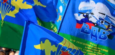 Игорь Артамонов поздравил десантников с Днём ВДВ