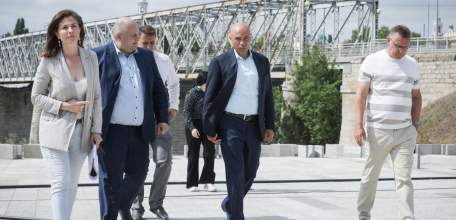 Игорь Артамонов проверил ход работ по строительству ФОКа и благоустройству сквера в Ельце