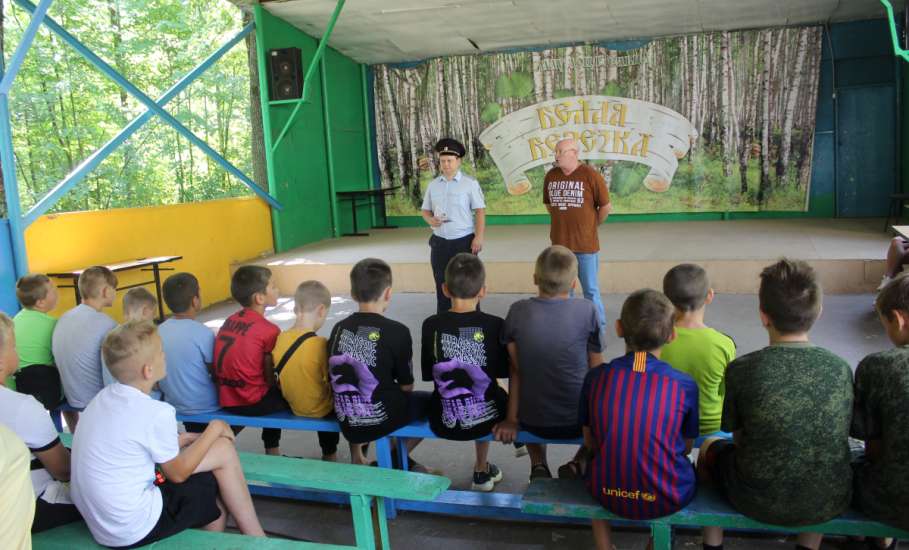 Сотрудники Елецкого ЛО МВД России на транспорте провели зарядку со школьниками