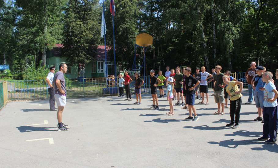 Сотрудники Елецкого ЛО МВД России на транспорте провели зарядку со школьниками