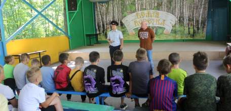 Сотрудники Елецкого ЛО МВД России на транспорте провели зарядку со школьниками