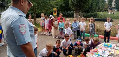 ГИБДД Ельца и детский сад №4 г. провели акцию «Знания дорожные знать нам всем положено!»