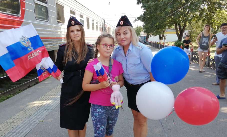 Сотрудники Елецкого ЛО МВД России на транспорте присоединились к акции «Флаг моего государства»