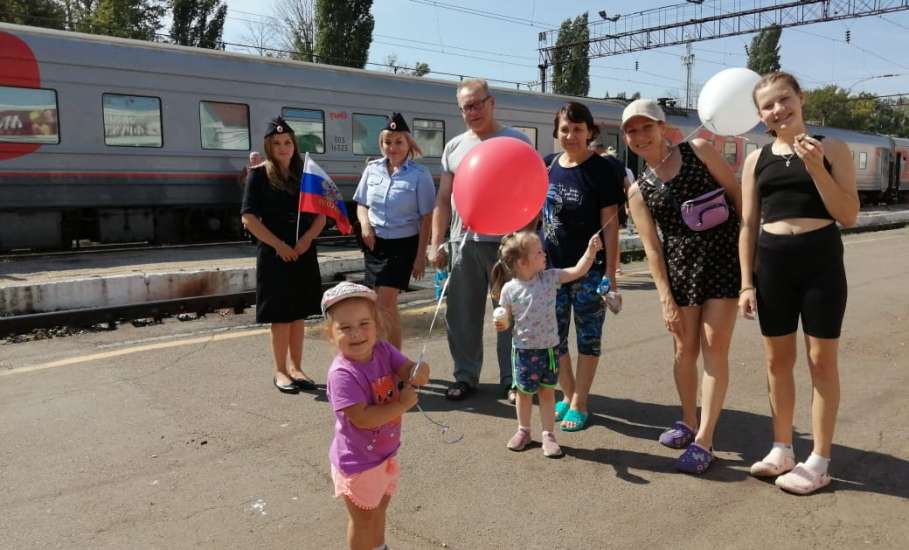 Сотрудники Елецкого ЛО МВД России на транспорте присоединились к акции «Флаг моего государства»
