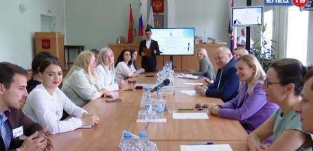 Молоды и инициативны: глава Ельца Евгений Боровских встретился с победителями гранатовых конкурсов