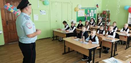 Сотрудники Елецкого ЛО МВД России на транспорте побывали на торжественной линейке в средней школе № 23