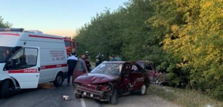 В Елецком районе в столкновении двух ВАЗов пострадали водитель и пассажир одного из автомобилей