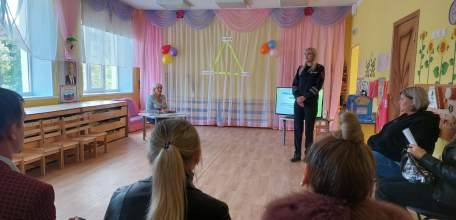 Сотрудники Госавтоинспекции принимают участие в родительских собраниях и изучают с родителями вопросы профилактики детского дорожно-транспортного травматизма