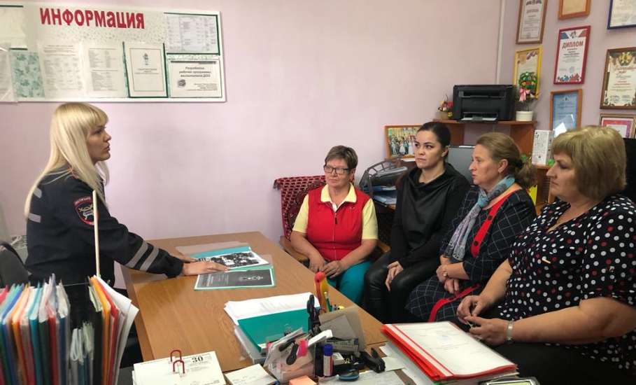 Педагогический совет при участии сотрудников ГИБДД  прошел в детском саду д. Казинка
