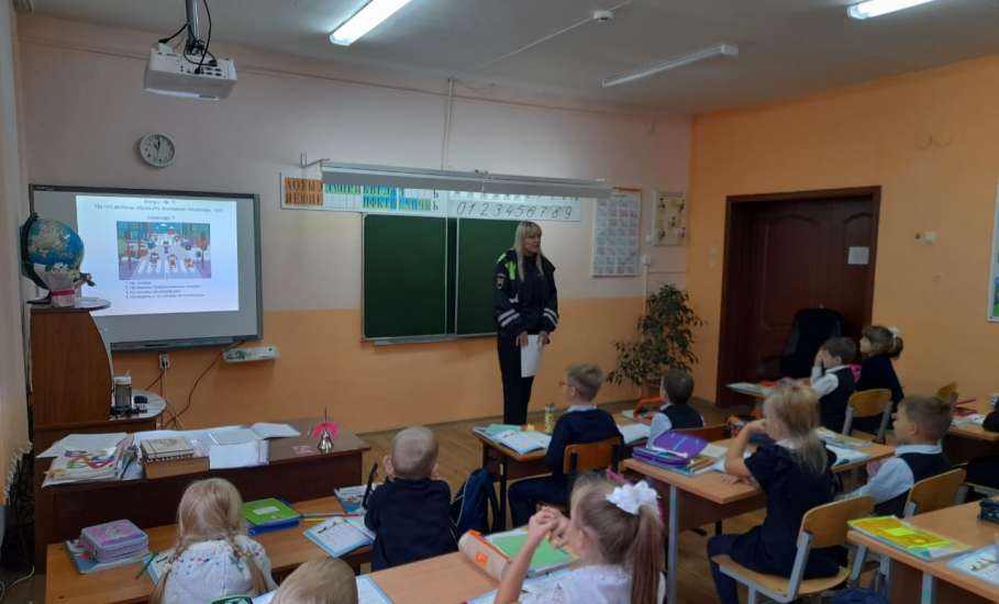 В Елецком районе сотрудники ГИБДД  проводят уроки безопасности  для первоклассников