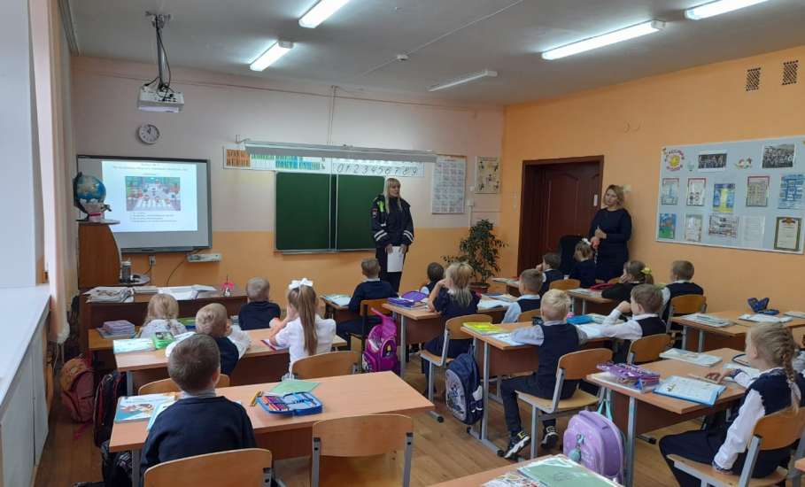 В Елецком районе сотрудники ГИБДД  проводят уроки безопасности  для первоклассников