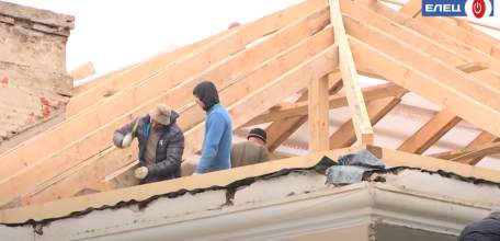 ЧП во время ремонта: подрядчик не закрыл крышу, жильцы пострадали из-за ливней